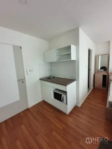 คอนโด ขายในChatuchak, Bangkok - ครัวบิลท์อินพร้อมอ่างล้างจาน ชั้นเก็บของ และไมโครเวฟในคอนโด