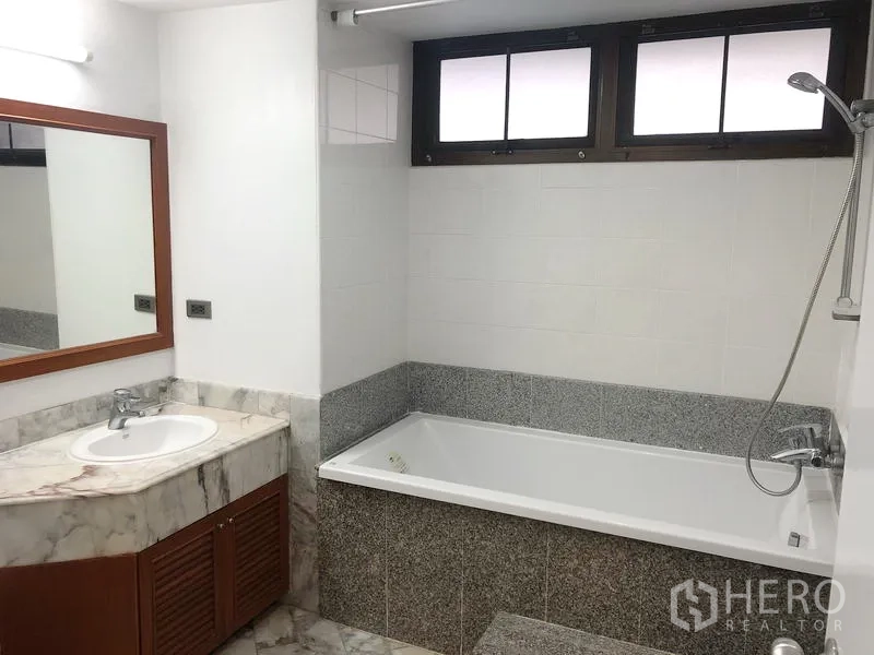 คอนโด ให้เช่าหรือขายในWatthana, Bangkok - ห้องน้ำพร้อมเคาน์เตอร์หินอ่อน อ่างอาบน้ำขนาดใหญ่ และหน้าต่างด้านบน
