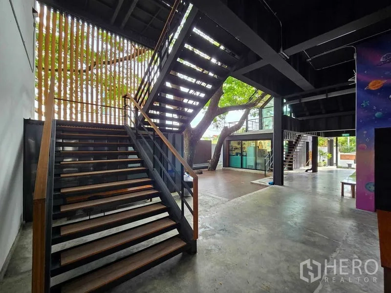 带办公室的家 出租在Chatuchak, Bangkok - 通透中庭，宽阔楼梯，保留大树并配玻璃房间。