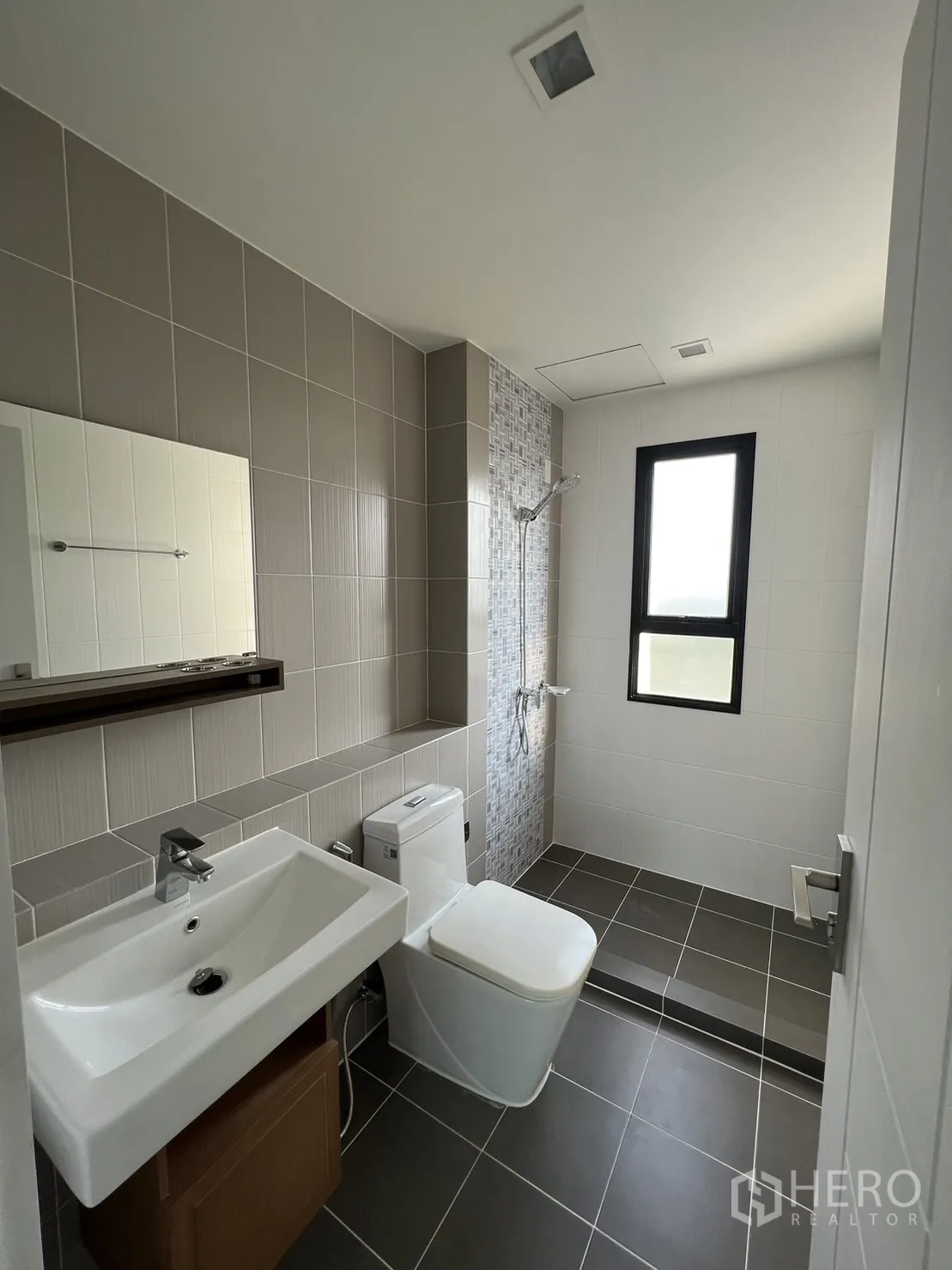 สำนักงานที่บ้าน ให้เช่าในBang Phli, Samut Prakan - ห้องน้ำสไตล์โมเดิร์น ปูกระเบื้องพร้อมโซนอาบน้ำ อ่างล้างหน้า และโถสุขภัณฑ์