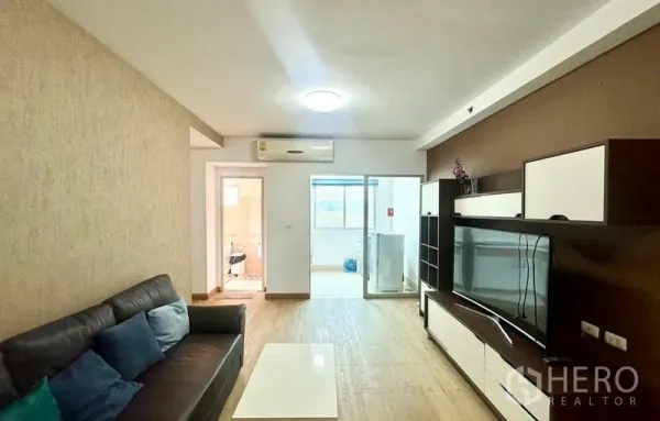 คอนโด ให้เช่าในHuai Khwang, Bangkok - มุมห้องนั่งเล่นพร้อมชั้นวางทีวีบิวต์อินและประตูกระจกบานเลื่อนออกไประเบียง