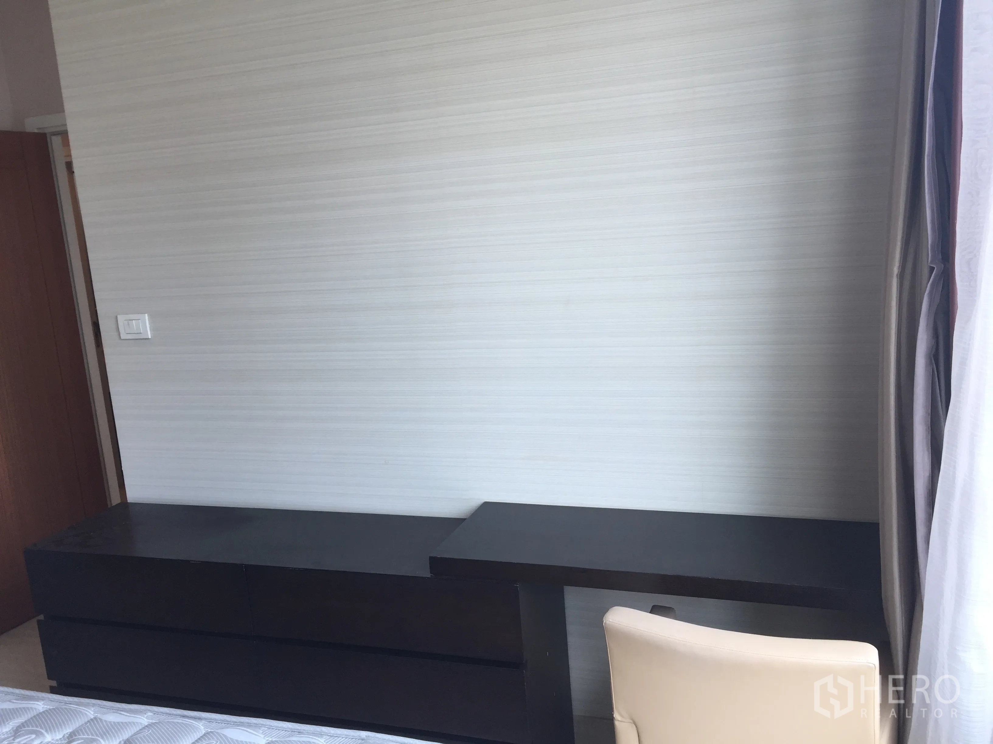 คอนโด ให้เช่าหรือขายในWatthana, Bangkok - มุมห้องนอนพร้อมตู้ลิ้นชักและโต๊ะทำงานไม้เข้มข้างหน้าต่าง