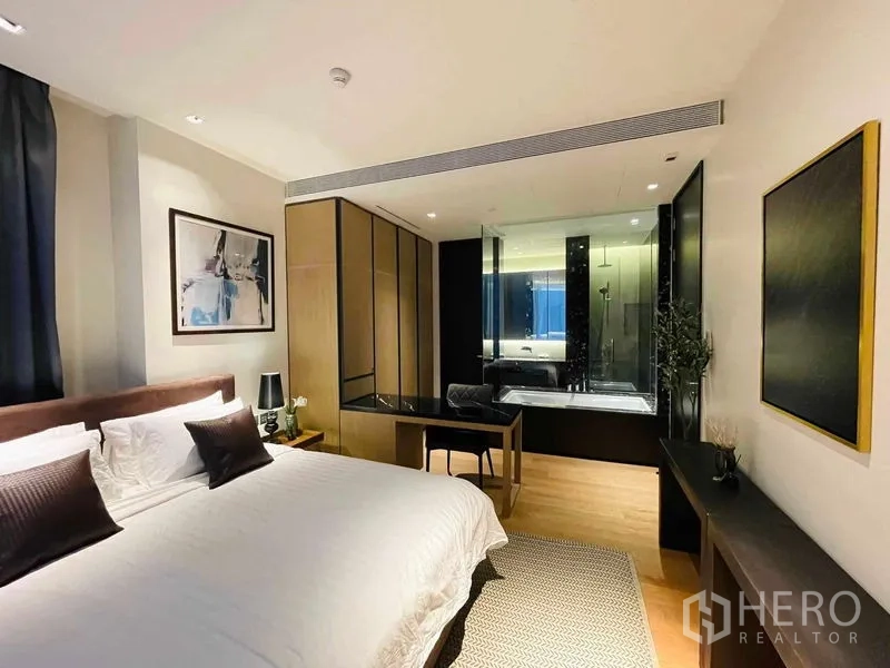 คอนโด ให้เช่าในKhlong Toei, Bangkok - ห้องนอนสมัยใหม่พร้อมโต๊ะทำงาน ตู้เสื้อผ้า และห้องน้ำกั้นกระจกมีอ่างอาบน้ำ