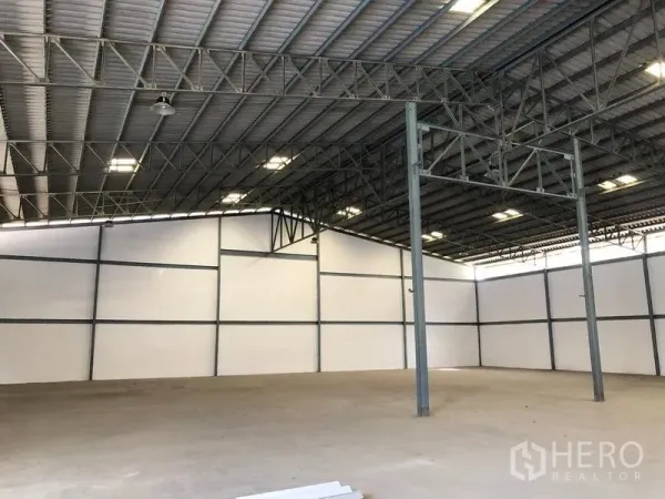 คลังสินค้า ให้เช่าในKhlong Luang, Pathum Thani - พื้นที่โกดังโล่ง เพดานสูง โครงหลังคาเหล็ก ไฟสว่าง และพื้นคอนกรีตเรียบ.