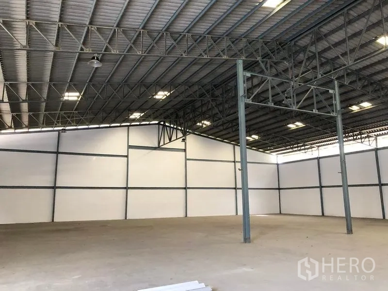 คลังสินค้า ให้เช่าในKhlong Luang, Pathum Thani - พื้นที่โกดังโล่ง เพดานสูง โครงหลังคาเหล็ก ไฟสว่าง และพื้นคอนกรีตเรียบ.