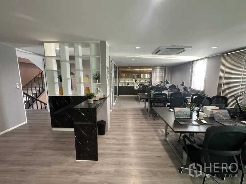 Factory for sale in Lam Luk Ka, Pathum Thani - Large coworking-style office floor with rows of desks and window blinds.