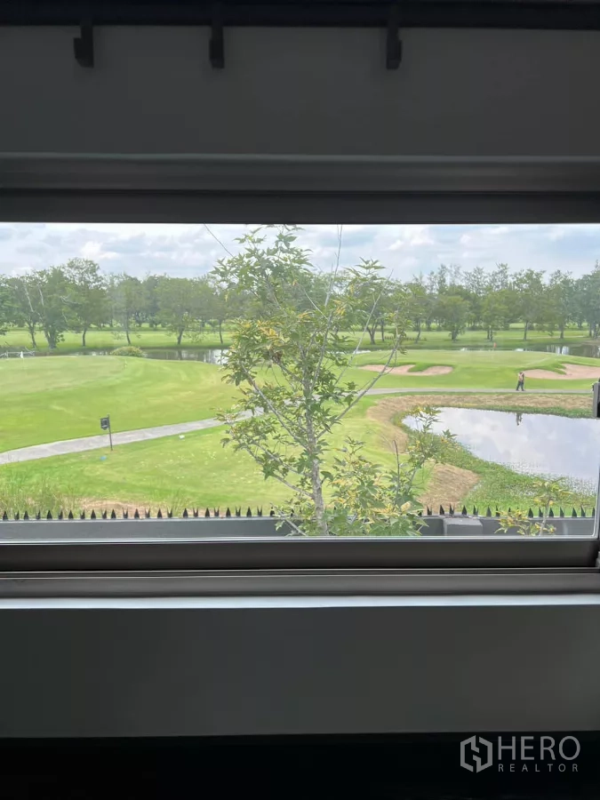独立式住宅 出租在Saphan Sung, Bangkok - 窗外可见Krungthep Kreetha高尔夫球场的湖泊与球道。