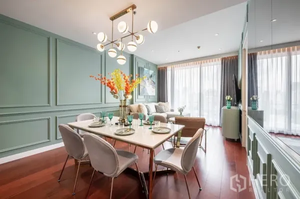 公寓 出租或出售在Watthana, Bangkok - 开放式客餐厅，球形吊灯、落地窗与木地板。