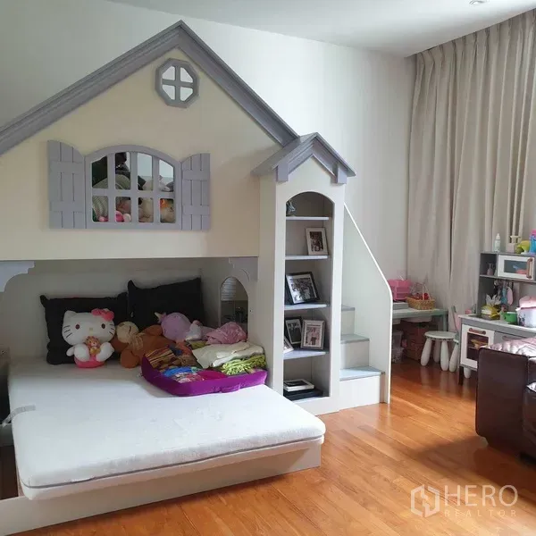 Detached House for rent in Watthana, Bangkok - Children’s bedroom with built-in playhouse bed, shelves and study desk on wooden floors.