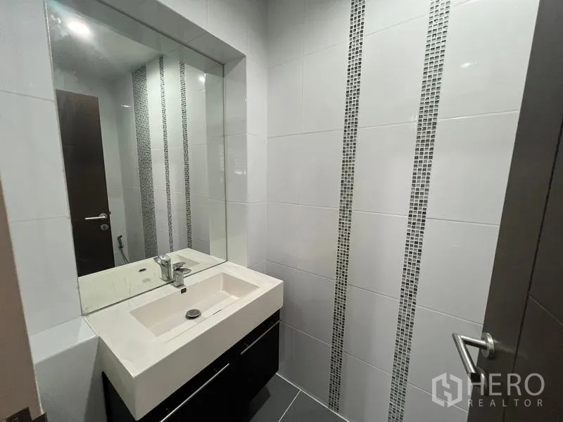 ทาวน์เฮาส์ ให้เช่าหรือขายในKhlong Toei, Bangkok - ห้องน้ำแขกสไตล์โมเดิร์น กระจกบานใหญ่และอ่างทรงสี่เหลี่ยม