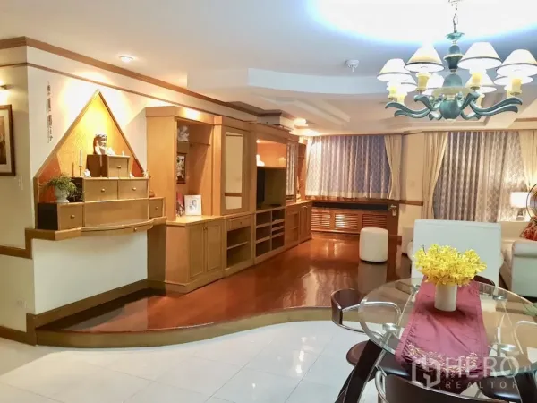 คอนโด ให้เช่าในWatthana, Bangkok - โถงรับแขก–รับประทานอาหารแบบเปิดโล่ง มีโคมไฟแชนเดอเลียร์และตู้บิวท์อิน