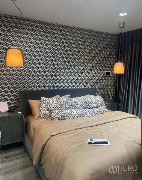 店屋 出售在Din Daeng, Bangkok - 卧室配几何图案背景墙、吊灯与大床，氛围温馨。