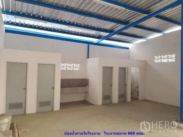 โรงงาน ให้เช่าในSamut Sakhon - อาคารห้องน้ำภายในโรงงาน มีห้องสุขาหลายห้องและอ่างล้างมือสแตนเลส