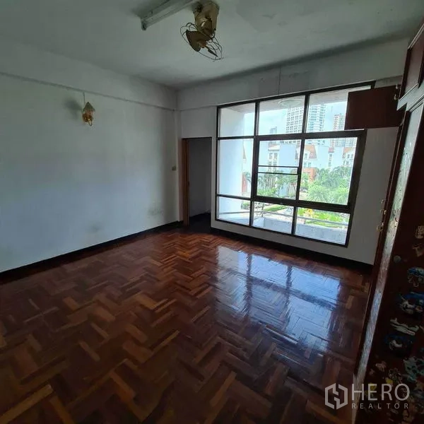 办公空间 出租在Yan Nawa, Bangkok - 转角办公室，亮面拼花地板与大幅窗户。