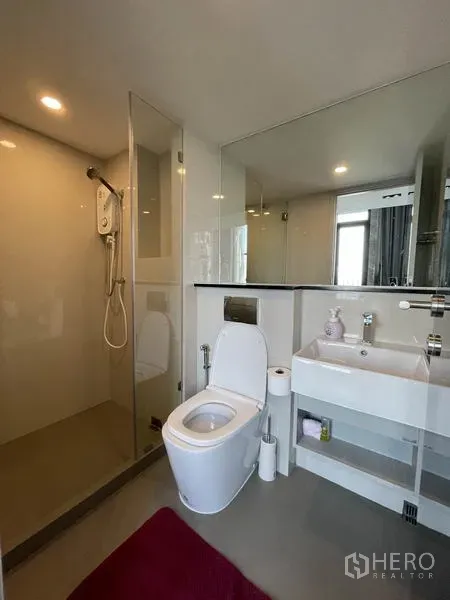 公寓 出租在Sathon, Bangkok - 现代卫浴，玻璃淋浴间、白色台盆与大镜面。