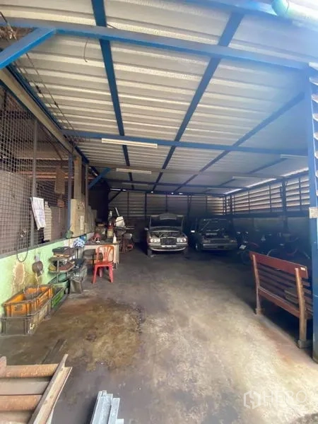 工厂 出售在Bang Khun Thian, Bangkok - 室内车库，停放多辆汽车与工作台