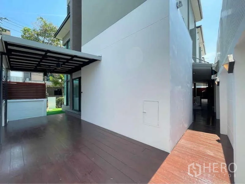 Detached House for rent in Bang Sue, Bangkok - Covered side deck and walkway next to the house.