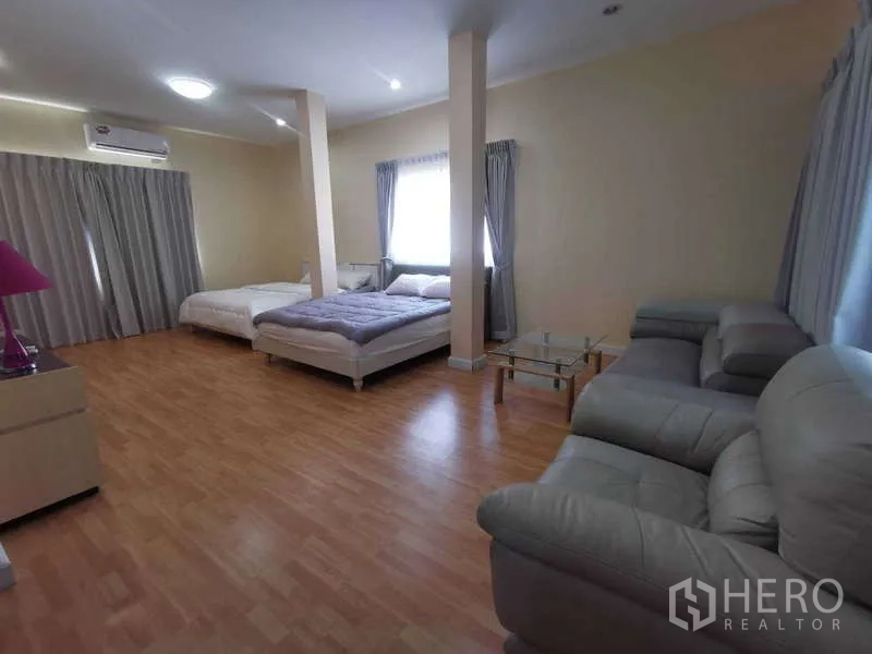 ทาวน์เฮาส์ ให้เช่าในChatuchak, Bangkok - ห้องนอนขนาดใหญ่พิเศษ มีเตียงสองเตียง โซฟา และพื้นลามิเนต.