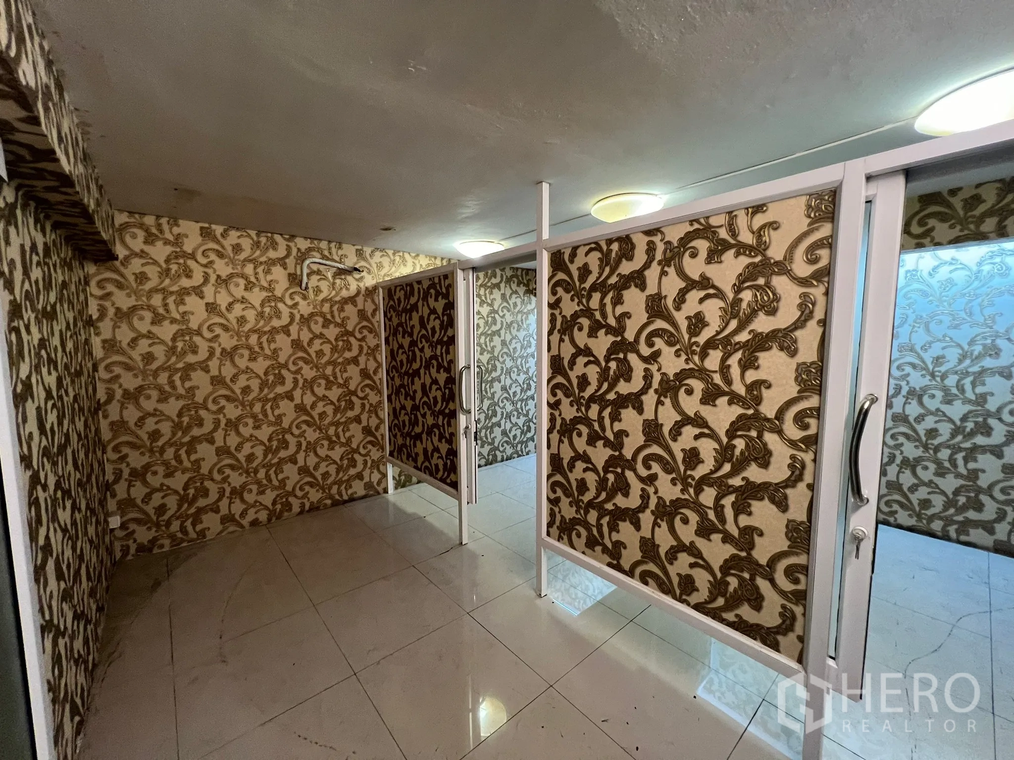 อาคารพาณิชย์ ให้เช่าในKhlong Toei, Bangkok - คูหาค้าปลีกแคบ พื้นกระเบื้องสีขาวและวอลเปเปอร์ลายหรู