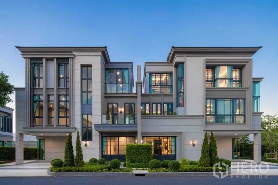 Detached House for sale in Prawet, Bangkok - Elegant facade of luxury three-storey homes in a gated estate.