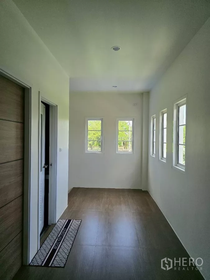 คลังสินค้า ให้เช่าหรือขายในKhlong Toei, Bangkok - โถงบันไดชั้นบนสว่าง มีหน้าต่างหลายบานมองเห็นต้นไม้