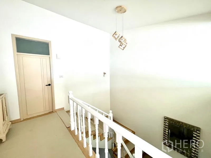 ทาวน์เฮาส์ ให้เช่าในKhlong Toei, Bangkok - โถงบันได ราวลูกกรงสีขาว และโคมไฟแขวนทรงลูกบาศก์