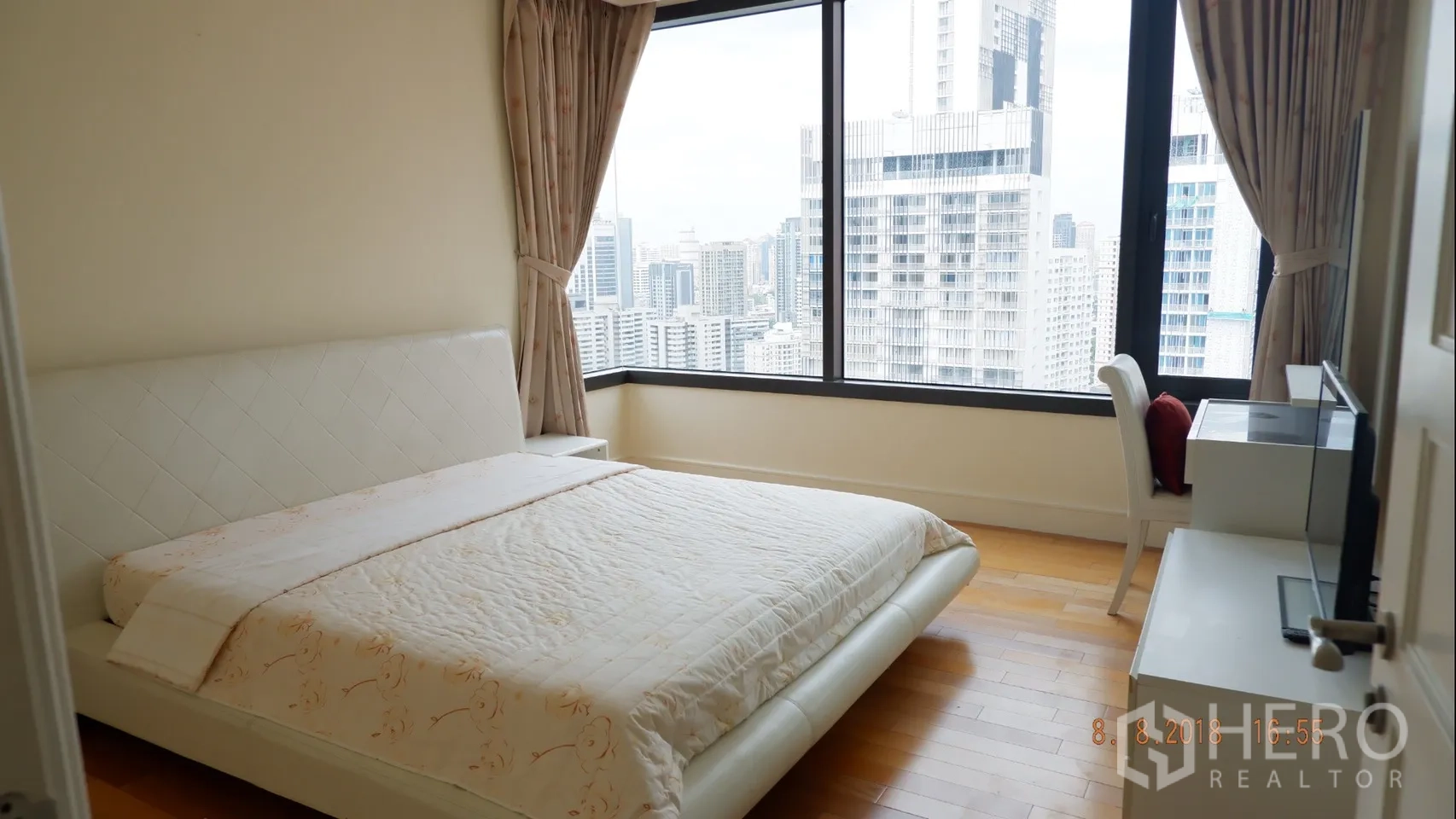 คอนโด ให้เช่าในKhlong Toei, Bangkok - ห้องนอนมุมพร้อมหน้าต่างกระจกกว้าง มองเห็นวิวสกายไลน์เมือง