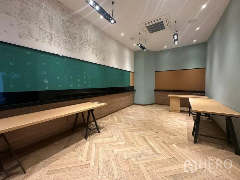 สำนักงาน ให้เช่า - ห้องสำนักงานพื้นไม้ลายก้างปลา ตู้บิวท์อินยาว และกระจกสีเขียวสำหรับเขียน