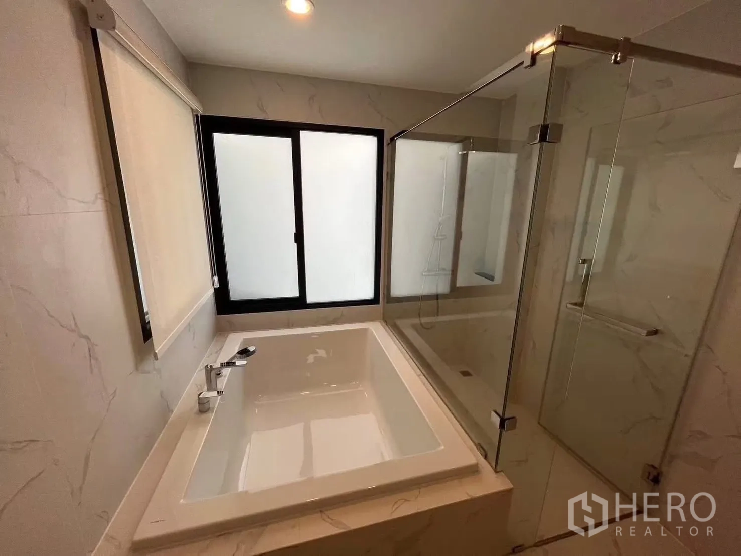 ทาวน์เฮาส์ for rent in Suan Luang, Bangkok - ห้องน้ำสไตล์โมเดิร์นมีอ่างอาบน้ำทรงสี่เหลี่ยมและห้องอาบน้ำกระจกแยก