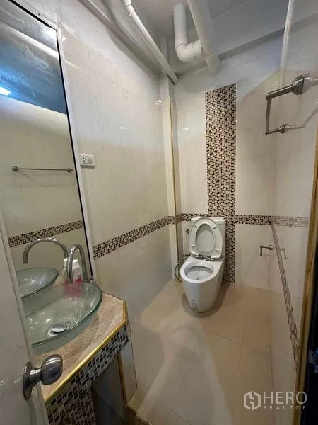 อาคารพาณิชย์ ให้เช่าในChatuchak, Bangkok - ห้องน้ำแคบพร้อมอ่างล้างหน้ากระจก โถสุขภัณฑ์ และโมเสกตกแต่ง.