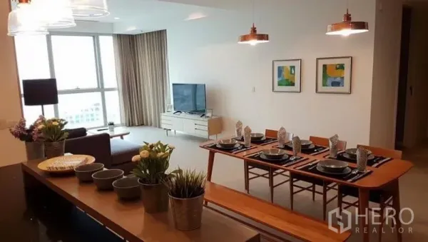 คอนโด ให้เช่าในKhlong San, Bangkok - พื้นที่นั่งเล่นและรับประทานอาหารแบบเปิด โต๊ะไม้ 6 ที่นั่ง โคมไฟแขวน และหน้าต่างบานใหญ่