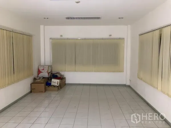 Factory for rent or sale in Khlong Luang, Pathum Thani - Bright tiled office room with large windows and vertical blinds ready for workspace setup.