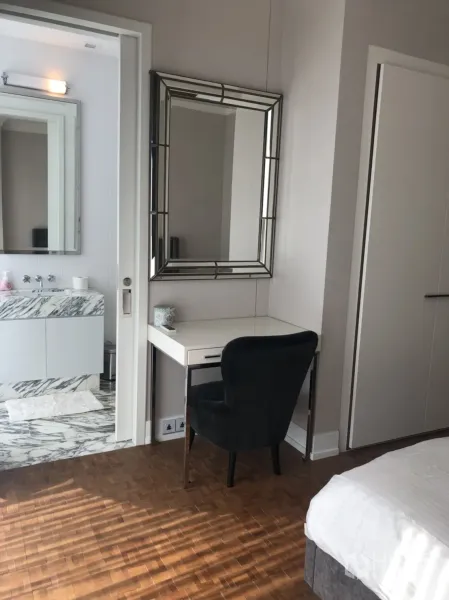 คอนโด ให้เช่าในBang Rak, Bangkok - มุมโต๊ะเครื่องแป้งพร้อมกระจกบานใหญ่ ถัดจากทางเข้าห้องน้ำลายหินอ่อน