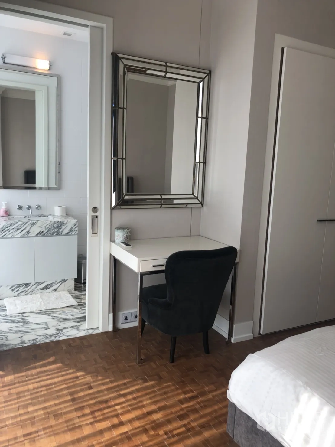 คอนโด ให้เช่าในBang Rak, Bangkok - มุมโต๊ะเครื่องแป้งพร้อมกระจกบานใหญ่ ถัดจากทางเข้าห้องน้ำลายหินอ่อน