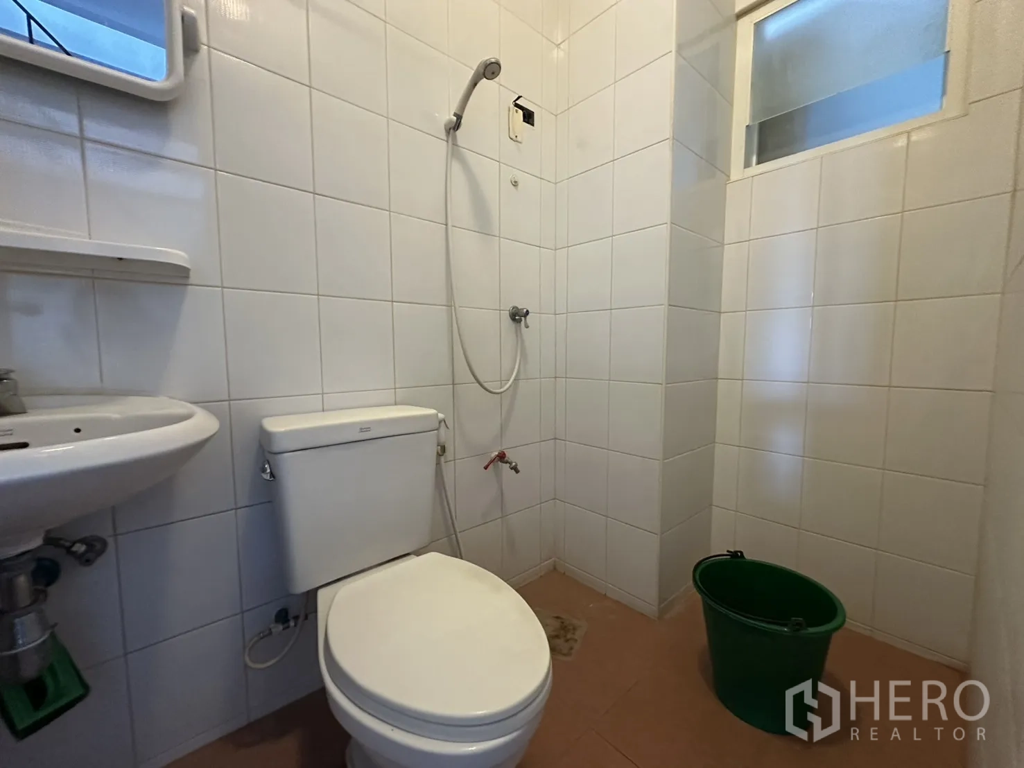 店屋 for rent in Phra Khanong, Bangkok - 浴室带淋浴、马桶与白色瓷砖墙面。