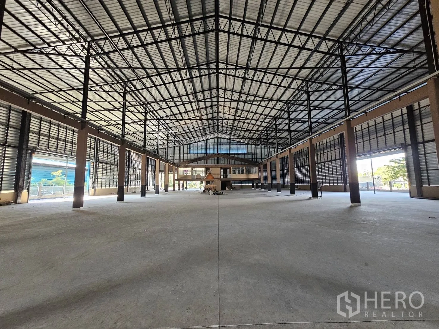 工厂 出租在Chon Buri - 中央通道视角，开放厂区与玻璃办公区