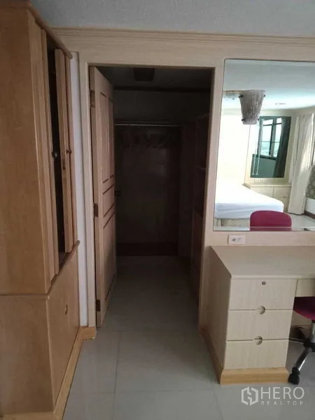 ทาวน์เฮาส์ ให้เช่าในKhlong Toei, Bangkok - โถงแต่งตัวพร้อมโต๊ะเครื่องแป้งบิวต์อินและประตูวอล์กอินคลอเซ็ต