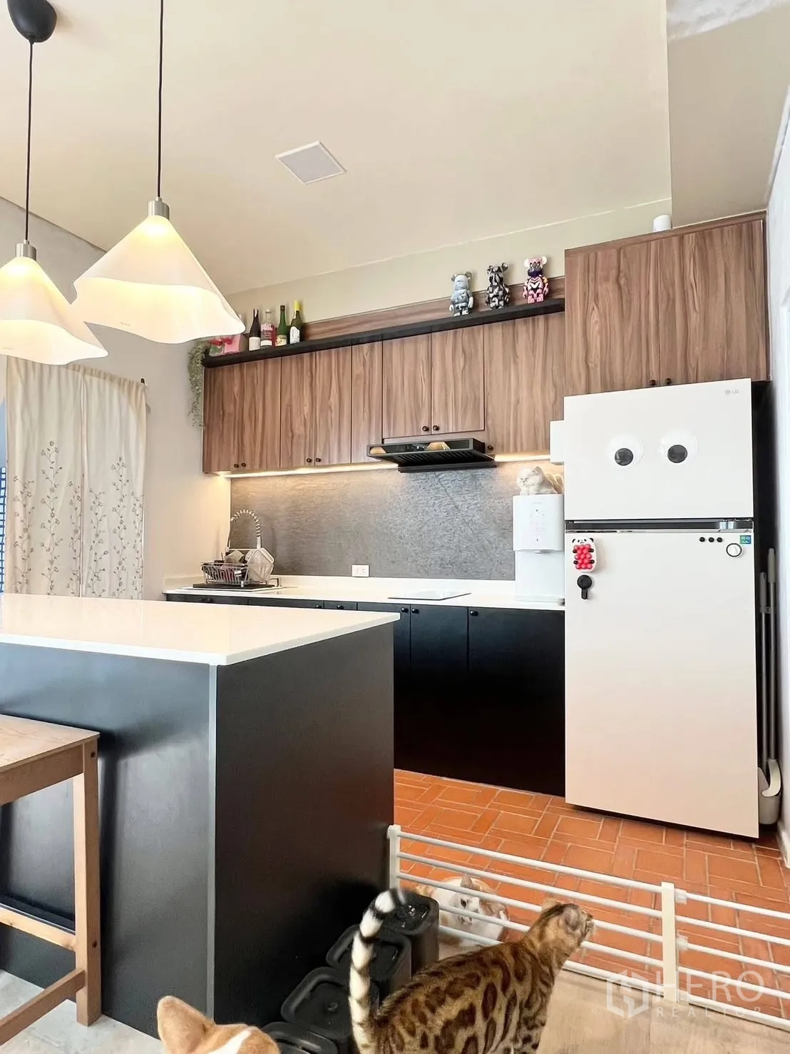 联排别墅 for rent in Bang Phli, Samut Prakan - 开放式厨房视角，可见中岛、大量柜体与小型安全门栏。
