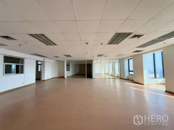 办公空间 出租在Chatuchak, Bangkok - 宽敞开放式办公室，大片窗户、木纹地板与吊顶照明，俯瞰乍都节城市景观。