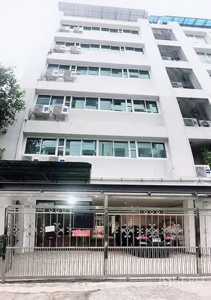 带办公室的家 出租在Phaya Thai, Bangkok - 帕亚泰中高层建筑外观，带金属大门与一层停车区。