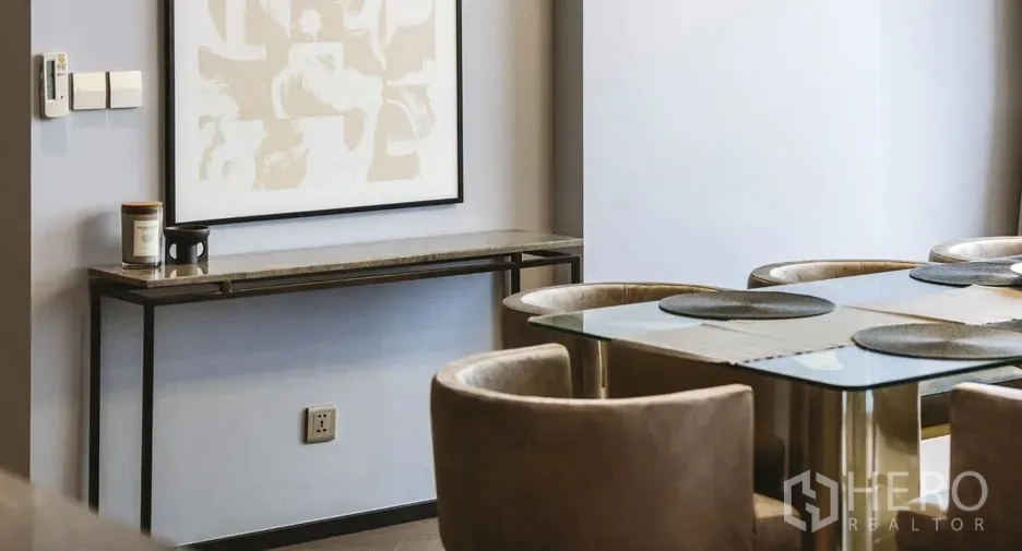 คอนโด ให้เช่าในWatthana, Bangkok - ช็อตใกล้โต๊ะหัวเตียง โคมไฟตั้งพื้น และโต๊ะเขียนหนังสือริมหน้าต่าง