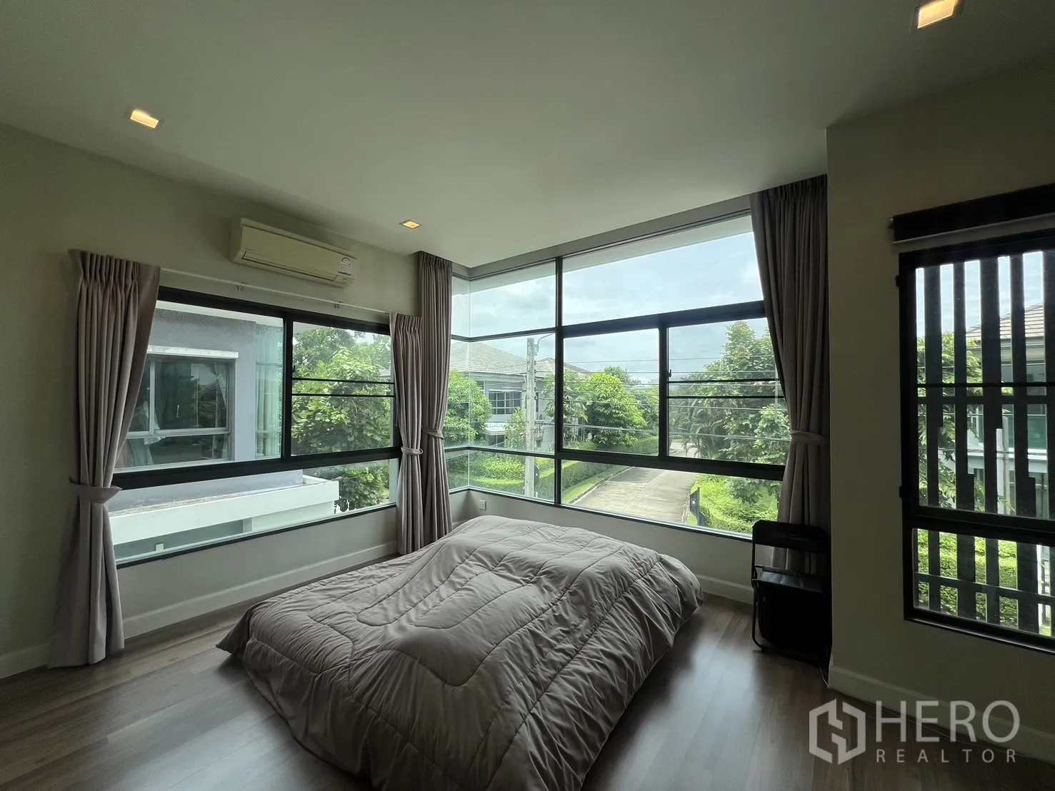 Detached House for rent in Bang Kapi, Bangkok - Corner bedroom with bay-style windows overlooking the estate street.