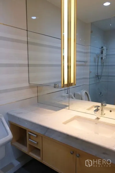 ทาวน์เฮาส์ ให้เช่าในKhlong Toei, Bangkok - ห้องน้ำทันสมัย เคาน์เตอร์หินอ่อน กระจกมีไฟ และตู้ฝักบัวกระจก