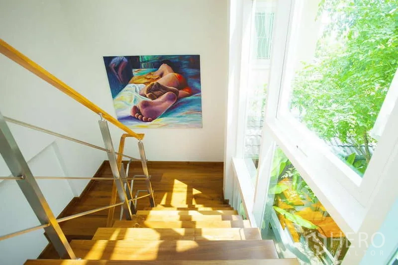 独立式住宅 出租在Lat Phrao, Bangkok - 充满阳光的木质楼梯，金属扶手与大窗户。