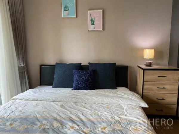 คอนโด ให้เช่าในKhlong Toei, Bangkok - ห้องนอนอบอุ่น เตียงคู่ โคมไฟหัวเตียง ตู้ลิ้นชัก และแสงธรรมชาติผ่านผ้าม่าน