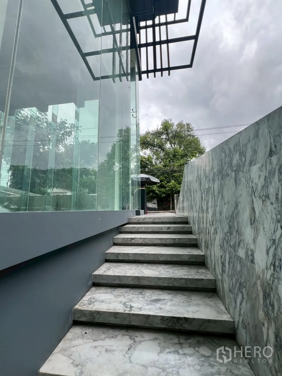 พื้นที่ขายปลีก ให้เช่า - บันไดหินอ่อนภายนอกข้างหน้ากระจก เดินขึ้นสู่ตัวร้าน