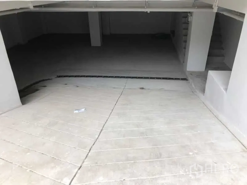 办公空间 出租在Bang Rak, Bangkok - 斜坡通向地下停车库。