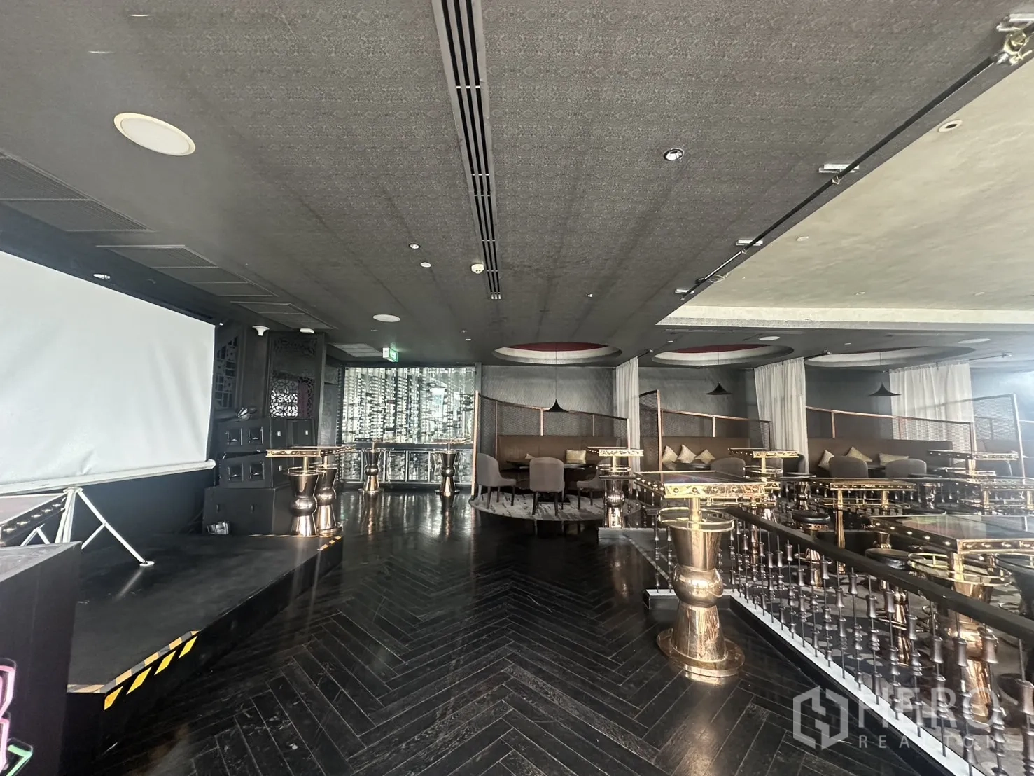 พื้นที่ขายปลีก ให้เช่าในKhlong Toei, Bangkok - เวทีกับจอโปรเจ็กเตอร์หันสู่ที่นั่งเลานจ์และโต๊ะค็อกเทล