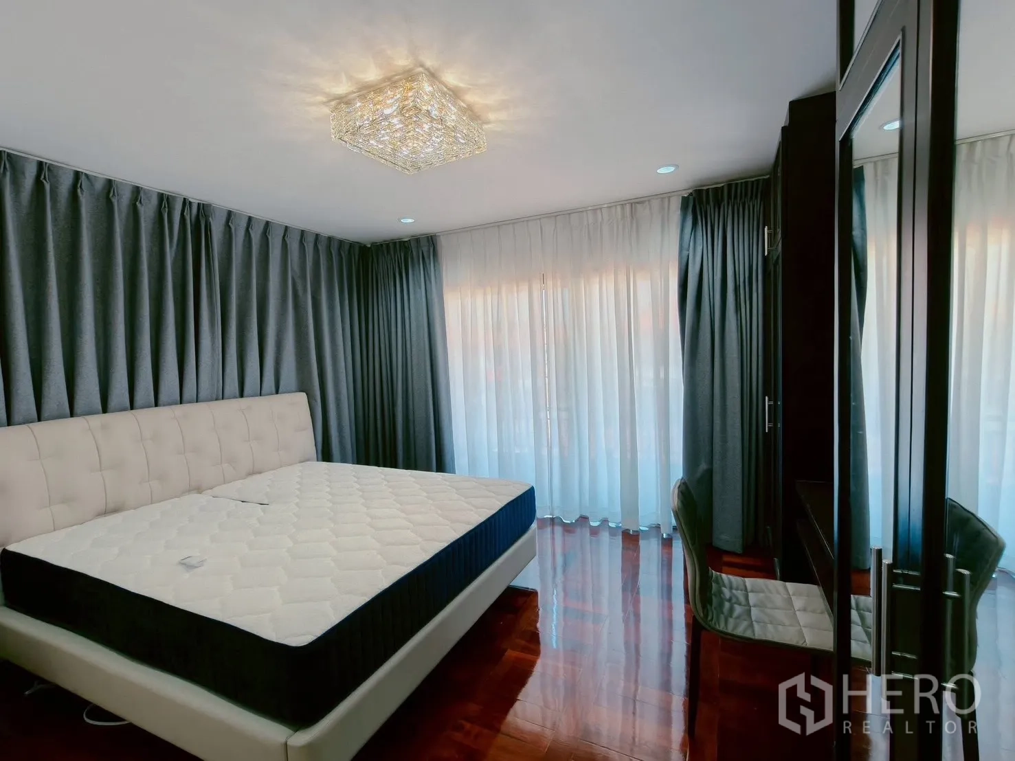 บ้าน ให้เช่าในLat Krabang, Bangkok - ห้องนอนใหญ่ เตียงคิงบุผ้า ม่านยาวตลอดผนัง ตู้เสื้อผ้าและโต๊ะเครื่องแป้ง