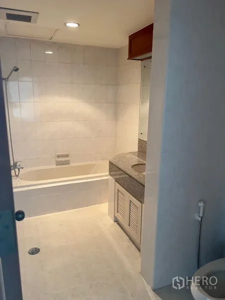 คอนโด ให้เช่าในBang Kho Laem, Bangkok - ห้องน้ำมีอ่างอาบน้ำบิลต์อิน ผนังกระเบื้อง และเคาน์เตอร์ท็อปหินแกรนิต